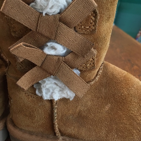 UGGS Koolaburra kids 7 w/dainty bows & row of plush sheepskin peeking from bows. - Picture 4 of 10